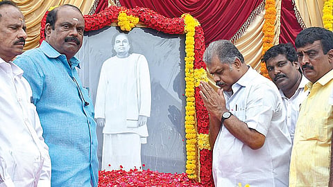 பசும்பொன் முத்துராமலிங்கத் தேவரின் 116-வது பிறந்தநாளை முன்னிட்டு, சென்னை நந்தனத்தில் உள்ள அவரது சிலைக்கு அருகில்வைக்கப்பட்டிருந்த உருவப்படத்துக்கு தமாகா தலைவர் ஜி.கே.வாசன் மலர்தூவி மரியாதை செலுத்தினார். 
படம்: எஸ்.சத்தியசீலன்