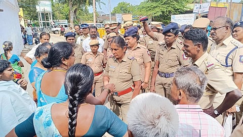 கிருஷ்ணகிரி அருகே சோக்காடி கிராமத்தில் இருதரப்பினரிடையே ஏற்பட்ட
மோதல் தொடர்பாக அங்குள்ள பெண்களிடம் விசாரணை நடத்திய போலீஸார்.