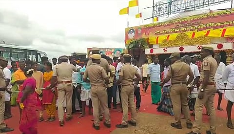 பழனிசாமி கார் மீது கற்கள் வீச்சு: வழிமறித்து கோஷம் எழுப்பியதால் பரபரப்பு