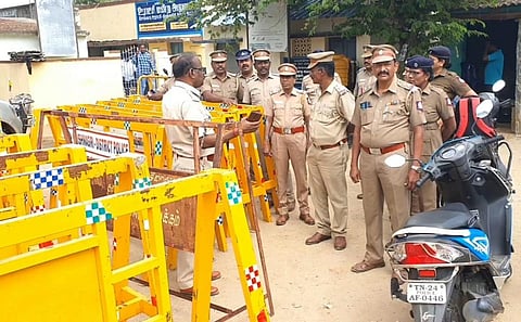 கிருஷ்ணகிரி அருகே சோக்காடி கிராமத்தில் இருதரப்பினரிடையே ஏற்பட்ட மோதல் தொடர்பாக அங்கு போலீஸார் குவிக்கப்பட்டுள்ளனர்.