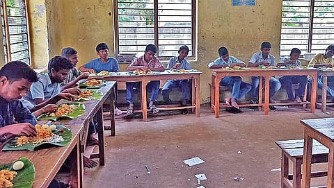 சிறப்பு வகுப்புக்கு வந்த மாணவர்களுக்கு பிரியாணி விருந்து.