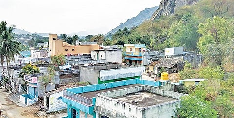 மலைக்குன்றுகளுக்கு இடையில் செல்போன் டவருக்காக ஏக்கித் தவிக்கும் கிராமங்களில் ஒன்றான தடாகம் கிராமத்தின் எழில்மிகு தோற்றம்..