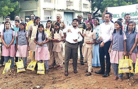 விருதுநகர் அரசு ஐடிஐ வளாகத்தில் மாவட்ட ஆட்சியருடன் இணைந்து விதைப் பந்துகளை வீசும் மாணவ, மாணவிகள்.