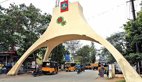 கோவை - பொள்ளாச்சி சாலை சுந்தராபுரத்தில் அமைந்துள்ள சிட்கோ தொழிற்பேட்டை நுழைவுவாயில். 
படங்கள்: ஜெ.மனோகரன்