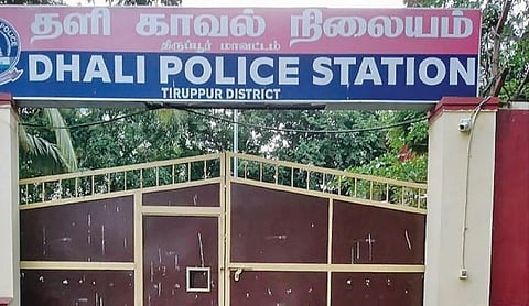 நக்சல் நடமாட்டத்தால் அச்சுறுத்தல் எனக் கூறி இரவு நேரங்களில் தளி, அமராவதி காவல் நிலையங்களுக்கு பூட்டு