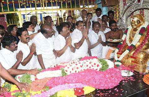 பழனிசாமி காரை நோக்கி கல் வீசியதாக 2 பேர் கைது