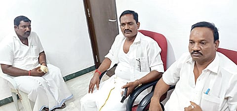 பெரம்பலூர் மாவட்ட ஆட்சியர் அலுவலகத்தில் திமுகவினர் தாக்கியதில் காயமடைந்த பாஜக நிர்வாகிகள் கலைச்செல்வன், செ.முருகேசன் மற்றும் பி.முருகேசன்.