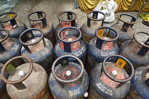 வணிக பயன்பாட்டுக்கான சிலிண்டர் விலை ரூ.101 உயர்வு