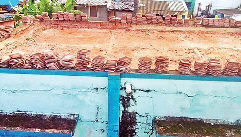 பந்திகுறி அரசு தொடக்கப் பள்ளியில் வகுப்பறை மேற்கூரை சீரமைப்பு பணி முடக்கம்: மாணவர்கள் அச்சம்