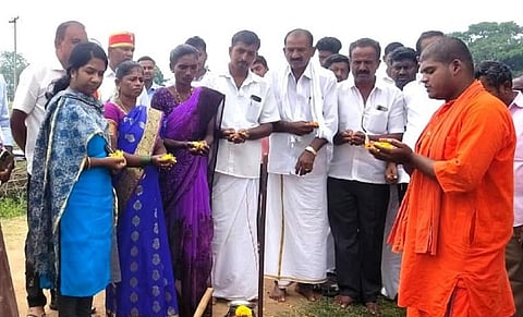 அஞ்செட்டி அடுத்த கோட்டையூர் ஊராட்சி அத்திநத்தம் முதல் நூரோந்து சாமி மலை கிராமம் வரை தார் சாலை அமைக்க ஆட்சியர் சரயு பூமி பூஜை செய்து பணியைத் தொடங்கி வைத்தார்.