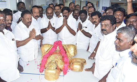 மதுரை: தேவர் தங்கக் கவசம்: மீண்டும் வங்கியிடம் ஒப்படைத்தார் திண்டுக்கல் சீனிவாசன்