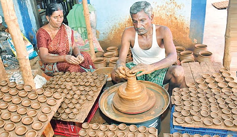 தீபாவளி பண்டிகை, கார்த்திகை தீபத்திருவிழா முன்னிட்டு, வேலூர் சூளைமேடு பகுதியில் களிமண்ணால் நோன்பு பானை, அகல் விளக்குகளை தயாரிக்கும் பணியில் மும்முரமாக ஈடுபட்டுள்ள தம்பதி.  | படம்: வி.எம்.மணிநாதன்.