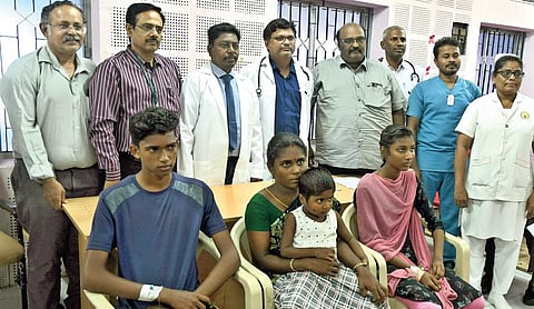 தூத்துக்குடி அரசு மருத்துவக்கல்லூரி மருத்துவமனையில் இருதய ஓட்டையை சரி செய்ய அதிநவீன ஆஞ்சியோகிராம் சிகிச்சை அளிக்கப்பட்ட சிறுவர், சிறுமிகளுடன் மருத்துவக் குழுவினர்.  | படம்: என்.ராஜேஷ்.