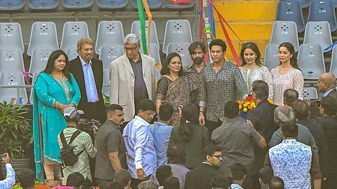 சிலை திறப்பு விழாவில் சச்சின்