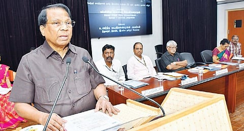 வேலூர் விஐடியில் நடைபெற்ற பாவேந்தர் பாரதிதாசன் தமிழ் இலக்கிய மன்றம் 35-ம் ஆண்டு தொடக்க விழாவில் பேசும் அதன் வேந்தர் கோ.விசுவநாதன். அருகில், விஐடி துணை தலைவர் சங்கர் விசுவ நாதன், திராவிடர் இயக்க தமிழர் பேரவை நிறுவனர் சுப.வீரபாண்டியன் உள்ளிட்டோர். படம்: வி.எம்.மணிநாதன்.