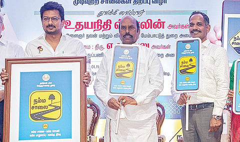 நம்ம சாலை என்ற புதிய செயலியை நெடுஞ்சாலைகள் துறை அமைச்சர் எ.வ.வேலு முன்னிலையில் இளைஞர் நலன் மற்றும் விளையாட்டு மேம்பாட்டுத் துறை அமைச்சர் உதயநிதி தொடங்கி வைத்தார். நிகழ்ச்சியில் நெடுஞ்சாலைகள் துறை கூடுதல் தலைமைச் செயலாளர் பிரதீப்யாதவ், தமிழ்நாடு சாலை மேம்பாட்டுத் திட்ட இயக்குநர் எஸ்.பிரபாகர், நெடுஞ்சாலைத் துறை கட்டுமானம் மற்றும் பராமரிப்பு தலைமைப் பொறியாளர் இரா.சந்திரசே கர், முதன்மை இயக்குநர் ந.சாந்தி உள்ளிட்டோர் பங்கேற்றனர்.