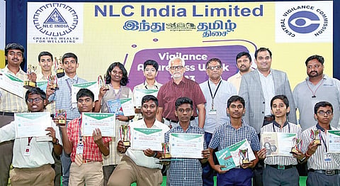 என்எல்சி இந்தியா நிறுவனம், `இந்து தமிழ் திசை ' நாளிதழ் சார்பில் சென்னை அடையாறில் உள்ள பாட்ரிஷியன் காலேஜ் ஆஃப் ஆர்ட் அண்ட் சயின்ஸ் வளாகத்தில் நேற்று நடைபெற்ற விநாடி-வினா போட்டியில் சீனியர் பிரிவில் வென்ற மாணவ, மாணவிகள்.