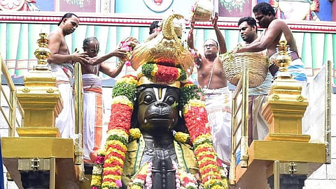 நாமக்கல் ஆஞ்சநேய சுவாமிக்கு நேற்று கும்பாபிேஷகம் செய்த பட்டாச்சாரியார்கள்.