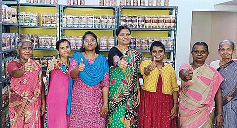 திருமங்கலம் அருகே  கள்ளிக்குடியில் உள்ள சிறுதானிய உணவு தயாரிப்பு கூடத்தில் தமிழ்செல்வி மற்றும் பணியாளர்கள்.