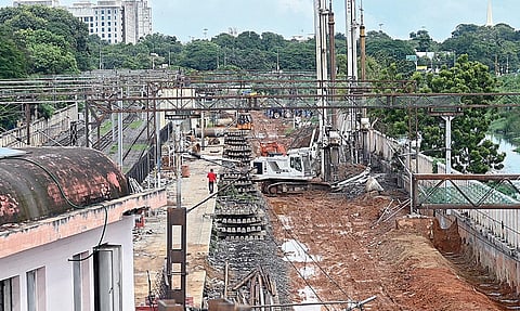 சென்னை கடற்கரை - எழும்பூர் இடையேயான 4-வது ரயில் பாதை அமைப்பதற்கான பணிகள் பூங்கா நகர் ரயில் நிலையத்தில் தற்போது நடைபெற்று வருகிறது. படம்: எஸ்.சத்தியசீலன்