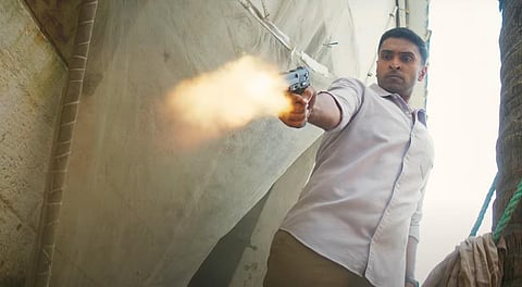 காக்கிச் சட்டையில் ஒரு கேங்க்ஸ்டர்! - விக்ரம் பிரபுவின் ‘ரெய்டு’ ட்ரெய்லர் எப்படி?