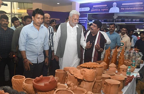 கைவினைப் பொருட்களை பார்வைியிடும் மத்திய அமைச்சர் புருஷோத்தம் ரூபாலா | கோப்புப் படம்