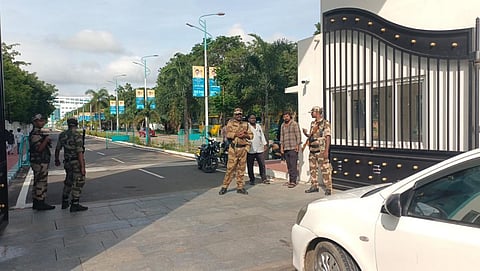 திருவண்ணாமலை அருணை மருத்துவக் கல்லூரி மருத்துவமனை நுழைவு வாயில் பாதுகாப்பு பணியை மேற்கொண்டுள்ள மத்திய தொழில் பாதுகாப்பு படையினர்.