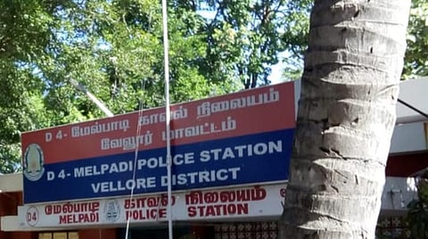 காட்பாடி அருகே மணல் கடத்தலை வீடியோ எடுத்ததால் முன்னாள் ராணுவ வீரர் மீது தாக்குதல்