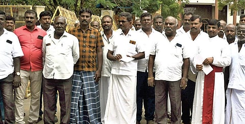 தூத்துக்குடி மாவட்ட ஆட்சியர் அலுவலகத்துக்கு நேற்று மனு அளிக்க வந்த தருவைக்குளம் மீனவர்கள்.
படம்: என்.ராஜேஷ்