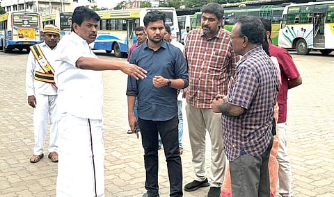 ஆரப்பாளையம் பேருந்து நிலையத்தில் ஆய்வு செய்த மாநகராட்சி ஆணையர் லி.மதுபாலன் மற்றும் அதிகாரிகள்.