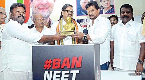 நீட் தேர்வுக்கு எதிராக கையெழுத்து இயக்கம்: தமிழக காங்கிரஸ் கட்சி நிர்வாகிகளிடம் கையெழுத்து