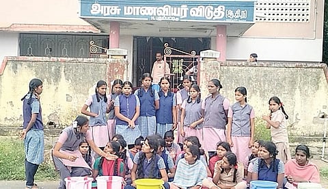 பாப்பிரெட்டிப்பட்டி அருகே எச்.புதுப்பட்டியில் அடிப்படை வசதிகள் இல்லாததைக் கண்டித்து தர்ணாவில் ஈடுபட்ட விடுதி மாணவிகள்.