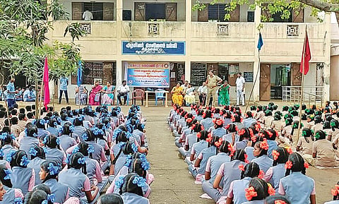 சித்தலம்பட்டு அரசு மேல்நிலைப் பள்ளியில் மாணவர்களிடையே பாலியல் குற்றங்கள் குறித்து விழிப்புணர்வு ஏற்படுத்தும் காவல் துறையினர்.