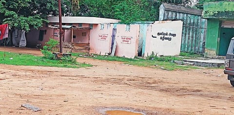 முறையான பராமரிப்பு இல்லாத கழிப்பறை.