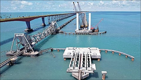 ராமேசுவரம் பாம்பனில் புதிதாக அமைக்கப்பட்டு வரும் ரயில் பாலம்.