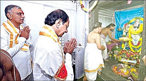 சித்திபேட்டை கோனய்யபல்லி  வெங்கடேஸ்வர பெருமாள் பாதத்தில்  வேட்பு மனுக்களை வைத்து சிறப்பு பூஜை செய்த தெலங்கானா முதல்வர் சந்திரசேகர ராவ்.