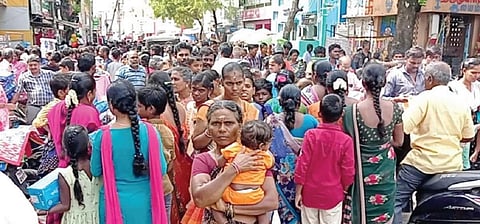 நெருங்கும் தீபாவளி பண்டிகை - சிவகாசியில் இறுதிக்கட்ட பட்டாசு விற்பனை விறுவிறுப்பு