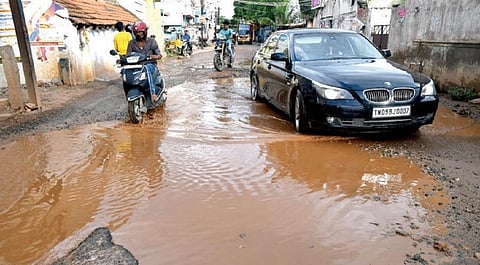 வைகை வடகரை சாலையில் தேங்கிய மழைநீர். படங்கள்: ஜி. மூர்த்தி﻿﻿