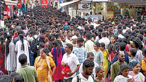 தீபாவளியை முன்னிட்டு, ஞாயிற்றுக்கிழமையான நேற்று சென்னை தி.நகர் ரங்கநாதன் தெருவில் உள்ள கடைகளில் புத்தாடைகள் உள்ளிட்ட பொருட்கள் வாங்க குவிந்த மக்கள் கூட்டம். 
படம்: எஸ்.சத்தியசீலன்