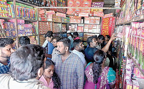 சென்னை தீவுத்திடலில் அமைக்கப்பட்டுள்ள பட்டாசுக் கடைகளில் நேற்று குவிந்த பொதுமக்கள். 
படம்: எஸ்.சத்தியசீலன்