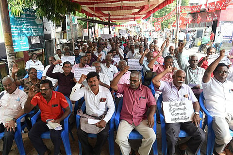 தீபாவளிக்குள் அகவிலைப்படி உயர்வு வழங்காவிட்டால் போராட்டம்: தமிழக அரசுக்கு போக்குவரத்து ஓய்வூதியர்கள் கெடு