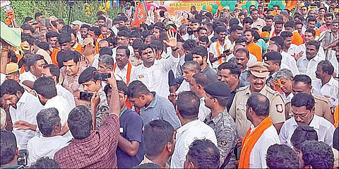 திருச்சி மாவட்டம் மணப்பாறையில் நேற்று நடைபயணம் மேற்கொண்ட தமிழக பாஜக தலைவர் அண்ணாமலை.