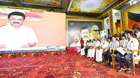 சென்னை மண்டல திமுக வாக்குச்சாவடி பொறுப்பாளர்களுக்கான பயிற்சி பாசறைக் கூட்டம் திருவள்ளூரில் நேற்று நடந்தது. இதில், முதல்வர் ஸ்டாலின் காணொலி
வாயிலாக பங்கேற்றார்.