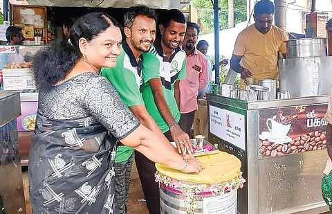 புதுக்கோட்டை அருகே கேப்பறை பகுதியில் டீ கடை உரிமையாளர் நேற்று நடத்திய மொய் விருந்தில் தொகை செலுத்தியவர்கள்.