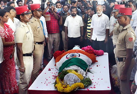 புதுச்சேரி  மறைந்த முன்னாள் அமைச்சர் கண்ணின் உடலுக்கு துாப்பாக்கி குண்டுகள் முழங்க உடலில் தேசிய கொடியை போர்த்தி மரியாதை செலுத்திய காவல்துறையினர். படம்.எம்.சாம்ராஜ்