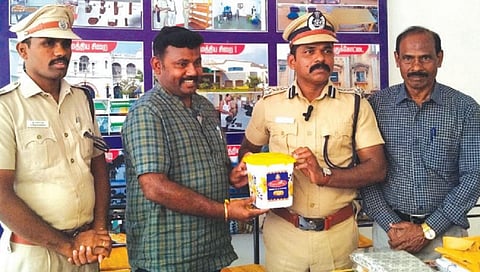 மதுரை சிறை சந்தையில் தீபாவளி இனிப்பு, கார வகைகள் விற்பனையை டிஐஜி பழனி தொடங்கி வைத்தார். அருகில்  சிறை கண்காணிப்பாளர் பரசுராமன் உள்ளிட்டோர். படம்: எஸ்.கிருஷ்ணமூர்த்தி﻿﻿