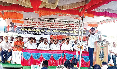 ஆன்லைன் மூலம் லாரிகளுக்கு விதிக்கப்படும் அபராதத்தை ரத்து செய்ய வேண்டும் என்பது உள்ளிட்ட 7 அம்ச கோரிக்கைகளை வலியுறுத்தி  காலவரையற்ற வேலை நிறுத்தப் போராட்டத்தை தொடங்கியுள்ள  சென்னை மற்றும் அதன் சுற்றுவட்டார லாரி உரிமையாளர்கள் நேற்று சென்னை, மணலி அருகே ஆண்டார்குப்பத்தில் உண்ணாவிரதப் போராட்டத்தில் ஈடுபட்டனர்.