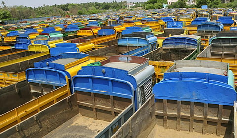 சரக்கு வாகனங்கள் நவ.9-ல் வேலைநிறுத்தம்: தமிழக லாரி உரிமையாளர்கள் சங்கம் அறிவிப்பு