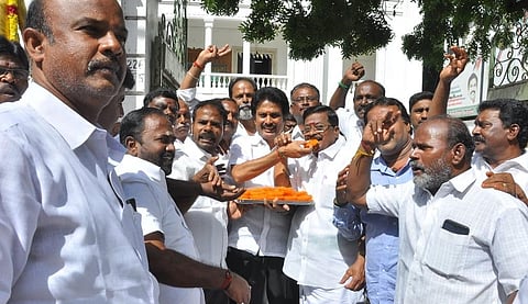 சென்னை உயர் நீதிமன்றம் உத்தரவைத் தொடர்ந்து அதிமுக தலைமை அலுவலகத்தில் இனிப்புகள் வழங்கி கொண்டாடிய தொண்டர்கள்.