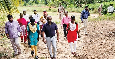 நாட்றாம்பள்ளி பகுதியில் பள்ளி இடைநின்ற மாணவர்களின் வீடுகளுக்கு தேடிச்சென்ற மாவட்ட ஆட்சியர் பாஸ்கர பாண்டியன்.